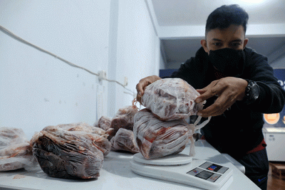 Pedagang menata daging sapi dalam lemari pendingin di Toko Makanan beku Oke Frozen, Makassar, Selasa (17/5/2022).