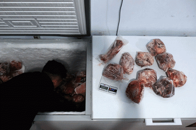Pedagang menata daging sapi dalam lemari pendingin di Toko Makanan beku Oke Frozen, Makassar, Selasa (17/5/2022).