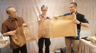 Peluncuran green product pembungkus berupa Hexcel Wrap sebagai pengganti gelembung plastik (bubble wrap) di Jakarta, Rabu (18/5/2022).