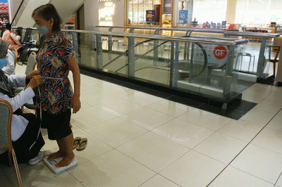 Warga mendatangi Pusat Perbelanjaan PIM di Jalan Letkol Iskandar, Palembang guna mendapatkan layanan pemeriksaan kesehatan gratis.