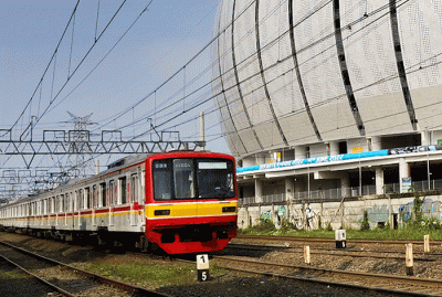 KRL Commuterline saat melintas dengan berlatar belakang gedung Jakarta International Stadium, Jakarta Utara, Rabu, (18/5/2022).