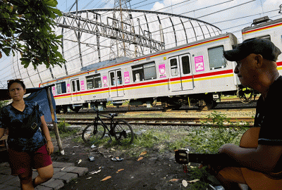KRL Commuterline saat melintas dengan berlatar belakang gedung Jakarta International Stadium, Jakarta Utara, Rabu, (18/5/2022).