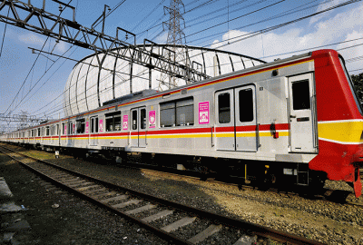 KRL Commuterline saat melintas dengan berlatar belakang gedung Jakarta International Stadium, Jakarta Utara, Rabu, (18/5/2022).