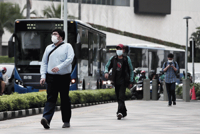 Warga berjalan di pendestrian kawasan Bundaran HI, Jakarta Pusat, Selasa (17/5/2022).