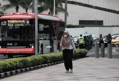 Warga berjalan di pendestrian kawasan Bundaran HI, Jakarta Pusat, Selasa (17/5/2022).