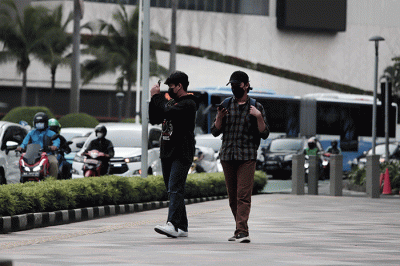 Warga berjalan di pendestrian kawasan Bundaran HI, Jakarta Pusat, Selasa (17/5/2022).
