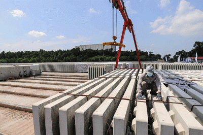 Pekerja membersikan slab track atau bantalan rel menggunakan terpal di Pabrik Slab Track PT Wika Beton, Karawang, Jawa Barat, Rabu (18/5/2022).