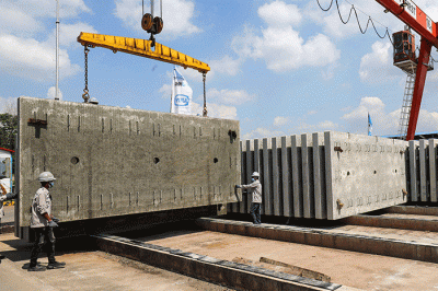 Pekerja membersikan slab track atau bantalan rel menggunakan terpal di Pabrik Slab Track PT Wika Beton, Karawang, Jawa Barat, Rabu (18/5/2022).