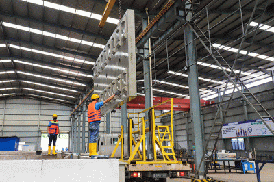 Pekerja membersikan slab track atau bantalan rel menggunakan terpal di Pabrik Slab Track PT Wika Beton, Karawang, Jawa Barat, Rabu (18/5/2022).