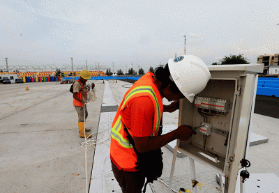 Lintasan sepanjang 2,4 kilometer dan pagar pembatas beton atau wall barrier bercat biru telah dipasang di kiri dan kanan lintasan.