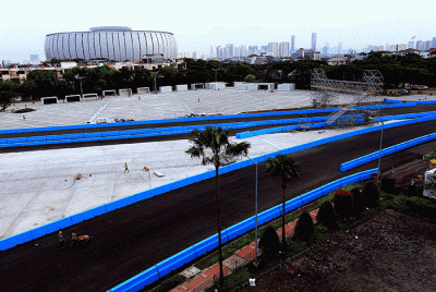 Lintasan sepanjang 2,4 kilometer dan pagar pembatas beton atau wall barrier bercat biru telah dipasang di kiri dan kanan lintasan.