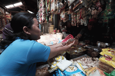 Pedagang mengemas minyak goreng curah di Pasar Kecapi, Kota Bekasi, Jawa Barat, Rabu (18/5/2022).