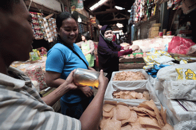 Pedagang mengemas minyak goreng curah di Pasar Kecapi, Kota Bekasi, Jawa Barat, Rabu (18/5/2022).