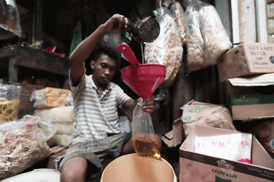 Pedagang mengemas minyak goreng curah di Pasar Kecapi, Kota Bekasi, Jawa Barat, Rabu (18/5/2022).