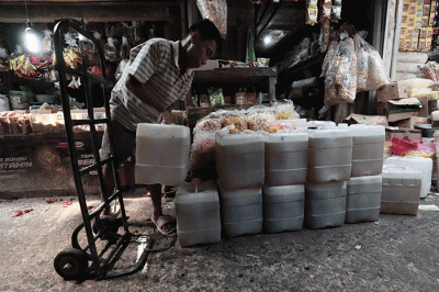 Pedagang mengemas minyak goreng curah di Pasar Kecapi, Kota Bekasi, Jawa Barat, Rabu (18/5/2022).
