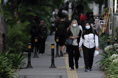 Warga berjalan di pedestrian di kawasan Jalan Thamrin, Jakarta Pusat, Selasa (17/5/2022).