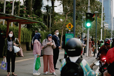 Warga berjalan di pedestrian di kawasan Jalan Thamrin, Jakarta Pusat, Selasa (17/5/2022).