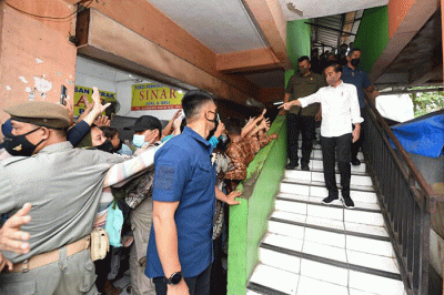 Presiden Joko Widodo blusukan ke Pasar Cibinong, Kabupaten Bogor, dan Pasar Gunung Batu, Kota Bogor, Selasa (17/5/2022).