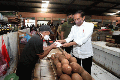 Presiden Joko Widodo blusukan ke Pasar Cibinong, Kabupaten Bogor, dan Pasar Gunung Batu, Kota Bogor, Selasa (17/5/2022).