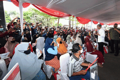 Presiden Joko Widodo blusukan ke Pasar Cibinong, Kabupaten Bogor, dan Pasar Gunung Batu, Kota Bogor, Selasa (17/5/2022).
