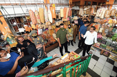 Presiden Joko Widodo blusukan ke Pasar Cibinong, Kabupaten Bogor, dan Pasar Gunung Batu, Kota Bogor, Selasa (17/5/2022).