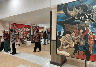 Sejumlah pengunjung menyaksikan lukisan dalam gelaran pameran tunggal bertajuk “Boeng, Ayo, Boeng” di Museum Ronggowarsito Semarang, Jawa Tengah.