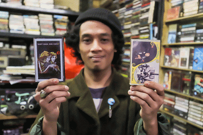 Pengunjung melihat kaset pita yang dijual pada salah satu toko di Pasar Musik Blok M Square, Jakarta Selatan, Rabu (18/5/2022).