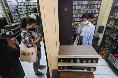 Pengunjung melihat kaset pita yang dijual pada salah satu toko di Pasar Musik Blok M Square, Jakarta Selatan, Rabu (18/5/2022).