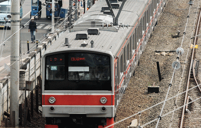 Kereta Rel Listrik (KRL) saat melintasi jalur di kawasan Jatinegara, Jakarta Timur, Kamis (19/5/2022).