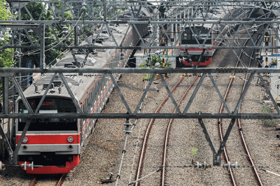 Kereta Rel Listrik (KRL) saat melintasi jalur di kawasan Jatinegara, Jakarta Timur, Kamis (19/5/2022).