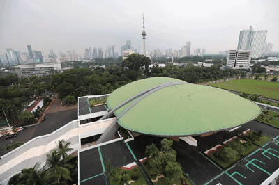 Petugas memeriksa dome Gedung Nusantara DPR atau Gedung Kura-Kura di Kompleks Parlemen, Senayan, Jakarta, Kamis (19/5/2022).