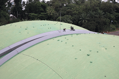 Petugas memeriksa dome Gedung Nusantara DPR atau Gedung Kura-Kura di Kompleks Parlemen, Senayan, Jakarta, Kamis (19/5/2022).