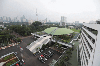 Petugas memeriksa dome Gedung Nusantara DPR atau Gedung Kura-Kura di Kompleks Parlemen, Senayan, Jakarta, Kamis (19/5/2022).
