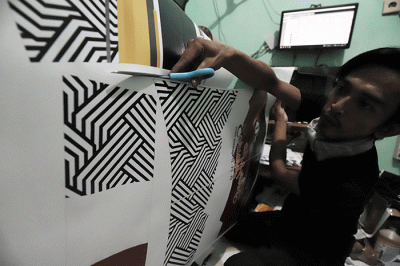 Pekerja menyablon kaos di UMKM Afatar kawasan Jatisari, Kota Bekasi, Jawa Barat, Rabu (18/5/2022).
