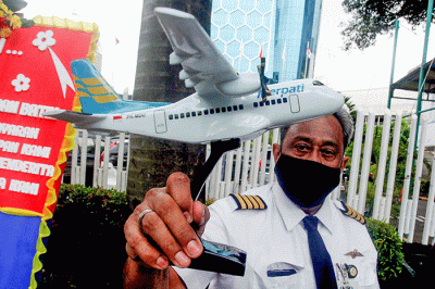 Sejumlah eks pilot senior Merpati Air menggelar aksi unjuk rasa menuntut hak gaji dan pesangon yang belum dibayarkan di Jakarta, Rabu (18/5/2022).