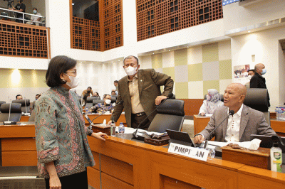 Menteri Keuangan Sri Mulyani mengikuti rapat kerja dengan Badan Anggaran (Banggar) DPR di Kompleks Parlemen, Senayan, Jakarta, Kamis (19/5/2022).