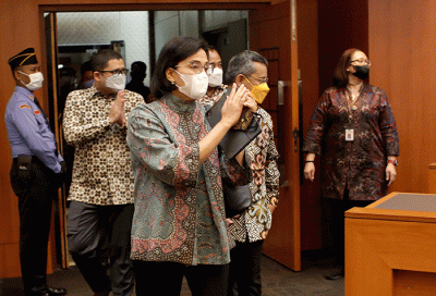 Menteri Keuangan Sri Mulyani mengikuti rapat kerja dengan Badan Anggaran (Banggar) DPR di Kompleks Parlemen, Senayan, Jakarta, Kamis (19/5/2022).