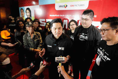 Menteri BUMN, Erick Thohir (tengah) bersama Direktur Utama MNC Pictures, Titan Hermawan (kanan) saat acara nonton bareng film Srimulat: Hil Yang Mustahal.