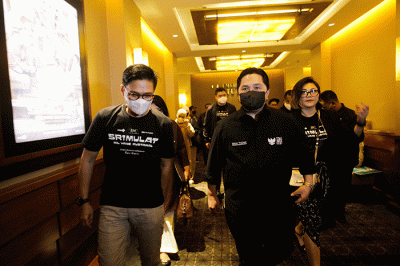 Menteri BUMN, Erick Thohir (tengah) bersama Direktur Utama MNC Pictures, Titan Hermawan (kanan) saat acara nonton bareng film Srimulat: Hil Yang Mustahal.