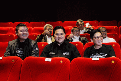 Menteri BUMN, Erick Thohir (tengah) bersama Direktur Utama MNC Pictures, Titan Hermawan (kanan) saat acara nonton bareng film Srimulat: Hil Yang Mustahal.