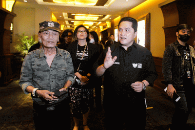 Menteri BUMN, Erick Thohir (tengah) bersama Direktur Utama MNC Pictures, Titan Hermawan (kanan) saat acara nonton bareng film Srimulat: Hil Yang Mustahal.
