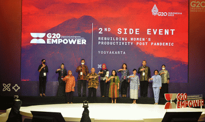 Menteri PPA Bintang Puspayoga dan Menteri Koperasi dan UKM Teten Masduki meninjau bazaar UMKM di sela acara Plenary Meeting Kedua G20 Empower.