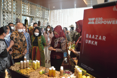 Menteri PPA Bintang Puspayoga dan Menteri Koperasi dan UKM Teten Masduki meninjau bazaar UMKM di sela acara Plenary Meeting Kedua G20 Empower.