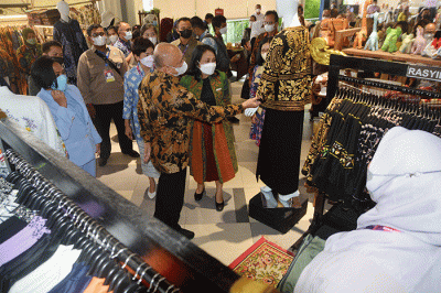 Menteri PPA Bintang Puspayoga dan Menteri Koperasi dan UKM Teten Masduki meninjau bazaar UMKM di sela acara Plenary Meeting Kedua G20 Empower.