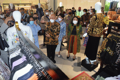 Menteri PPA Bintang Puspayoga dan Menteri Koperasi dan UKM Teten Masduki meninjau bazaar UMKM di sela acara Plenary Meeting Kedua G20 Empower.