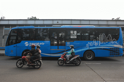 Penumpang saat menaiki bus Transjakarta di Halte Garuda Taman Mini, Jakarta Timur, Jumat (20/5/2022).