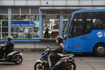 Penumpang saat menaiki bus Transjakarta di Halte Garuda Taman Mini, Jakarta Timur, Jumat (20/5/2022).