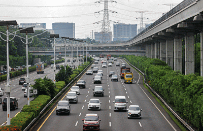 Sejumlah kendaraan melintasi ruas tol Jagorawi di kawasan Cililitan, Jakarta Timur, Sabtu (21/5/2022).