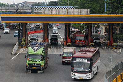 Sejumlah kendaraan melintasi ruas tol Jagorawi di kawasan Cililitan, Jakarta Timur, Sabtu (21/5/2022).