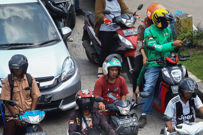 Setelah tiga hari diperbolehkan melepas masker terlihat warga di ruang terbuka beraktivitas tanpa mengunakan masker.